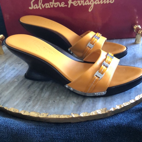 Salvatore Ferragamo Caterina Orange  Logo Shoes - Picture 3 of 11